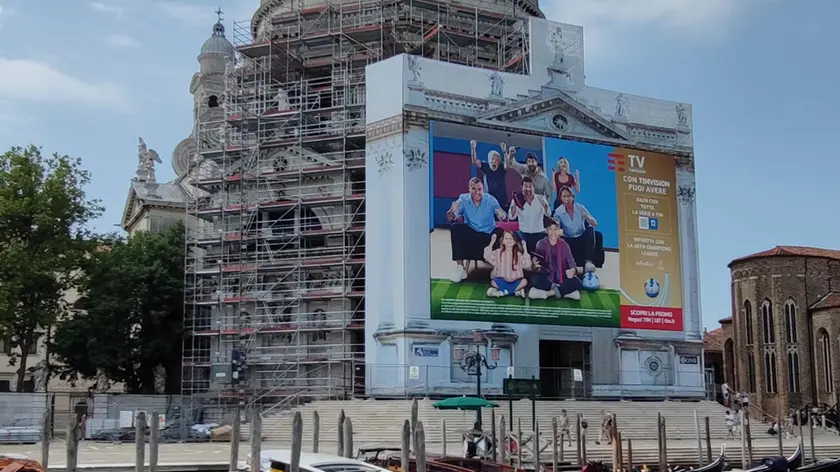 Banner pubblicitari per sostenere il restauro della Basilica Santa Maria della Salute