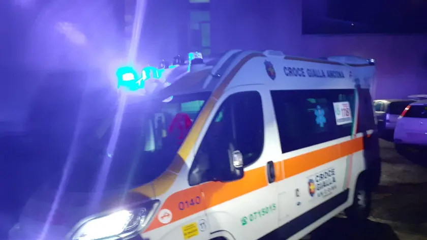 Un'ambulanza in un intervento notturno