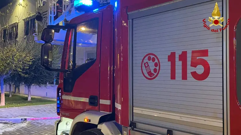 Immediato l'intervento dei vigii del fuoco a Caorle per l'incendio delle luci di Natale