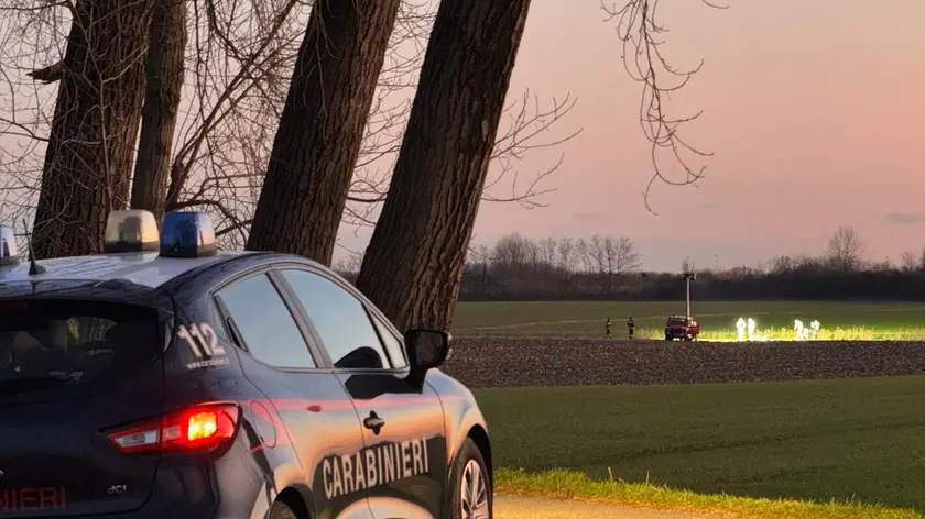 Gli investigatori sul luogo in cui è stato rinvenuto il corpo del giovane, in un campo del Comune di Mira