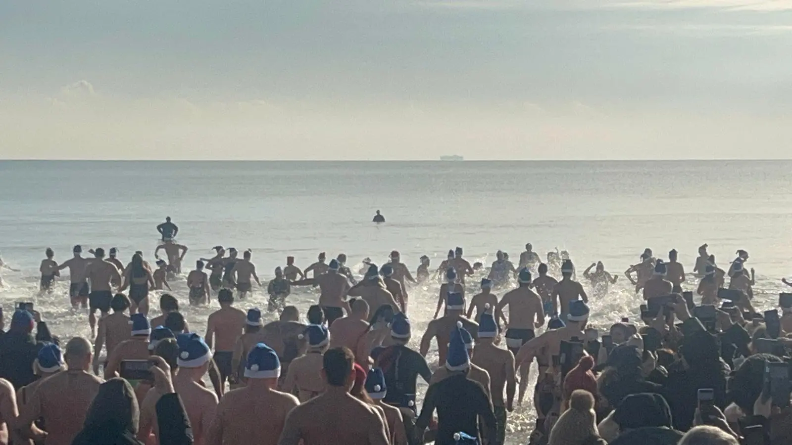 Bagno in mare il primo dell'anno come da tradizione a Caorle per gli ibernisti