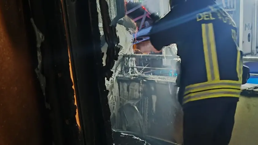 I vigili del fuoco nel terrazzo devastato dai botti in via Costalunga