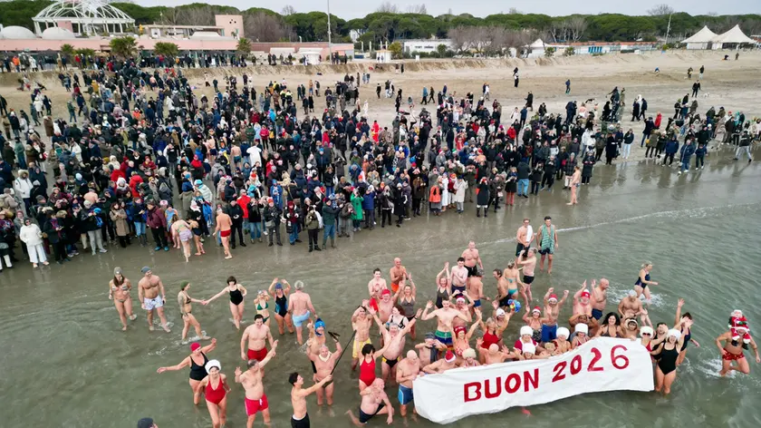 Auguri di buon 2026 dagli ibernisti del Lido di Venezia (ph Marco Contessa)