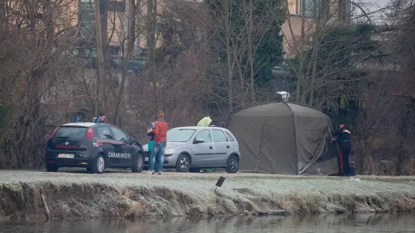 I carabinieri impegnati nei rilievi al lago Margherita di via Rumor, a Camisano: in foto la tenda dove ha passato la notte D'Agostini