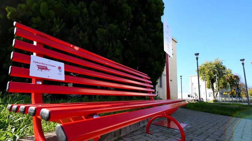 Una panchina rossa contro la violenza di genere