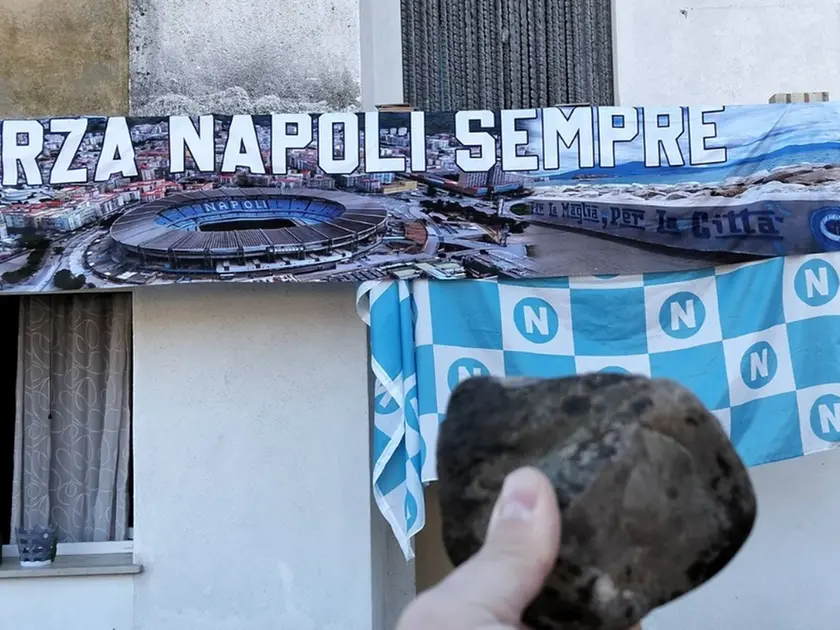 Il sasso lanciato contro la finestra di Pasquale Grenni