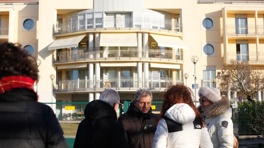 Il sit-in dei familiari fuori dalla Rsa