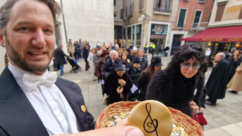 Le spillette della Fenice distribuiti al Concerto di Capodanno