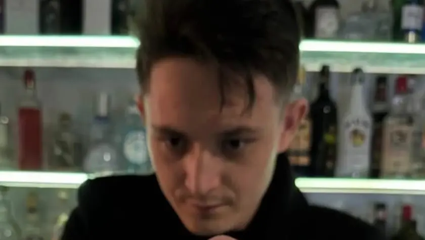 Sergiu Tarna a lavoro nel bar