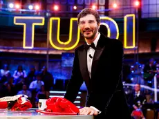 Stefano De Martino durante il programma televisivo della Rai, Affari Tuoi speciale Lotteria Italia