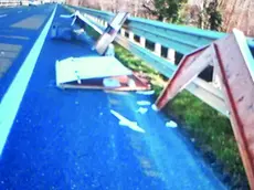 La casetta di Natale in legno e il bagno chimico caduti dal furgone in A28