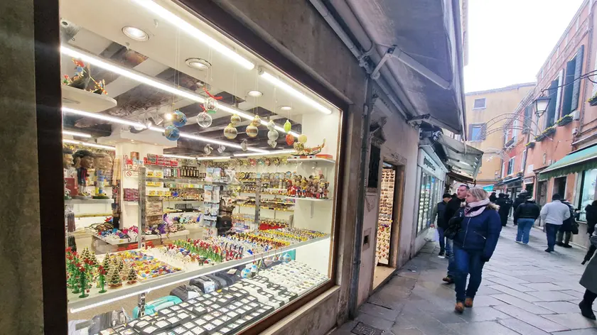 Souvenir alle Guglie, arrivano i vigili: «Pronti a mettere i sigilli alla vetrina»
