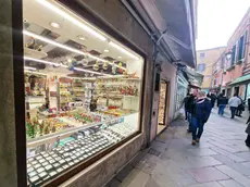 Souvenir alle Guglie, arrivano i vigili: «Pronti a mettere i sigilli alla vetrina»