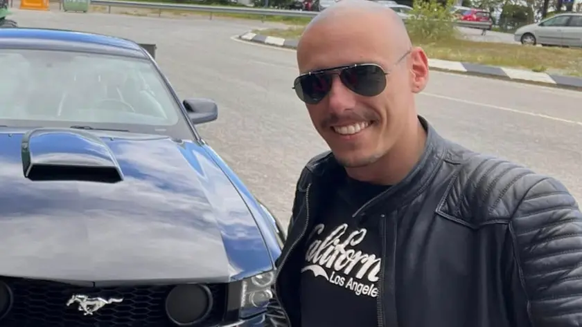 Riccardo Salvagno con la sua Mustang California a Punta Fusina, non lontano dalla sua casa