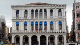 Venezia, 30.07.2007.- Facciata Banca d'Italia, lato Canal Grande. L'ingresso della Banca d'Italia