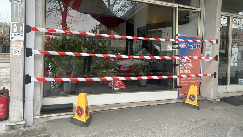 La vetrina sfondata per rubare la motocicletta