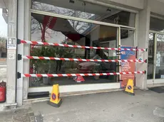 La vetrina sfondata per rubare la motocicletta