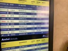 Il tabellone delle partenze in stazione a Padova