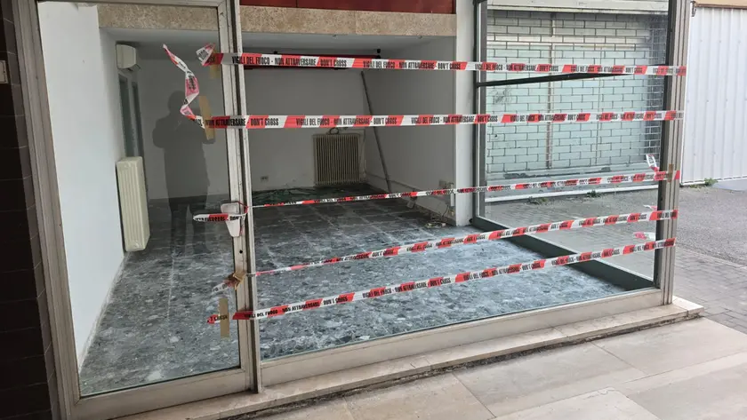 La vetrina completamente distrutta in galleria Bortolotto