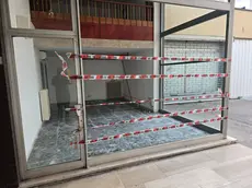 La vetrina completamente distrutta in galleria Bortolotto