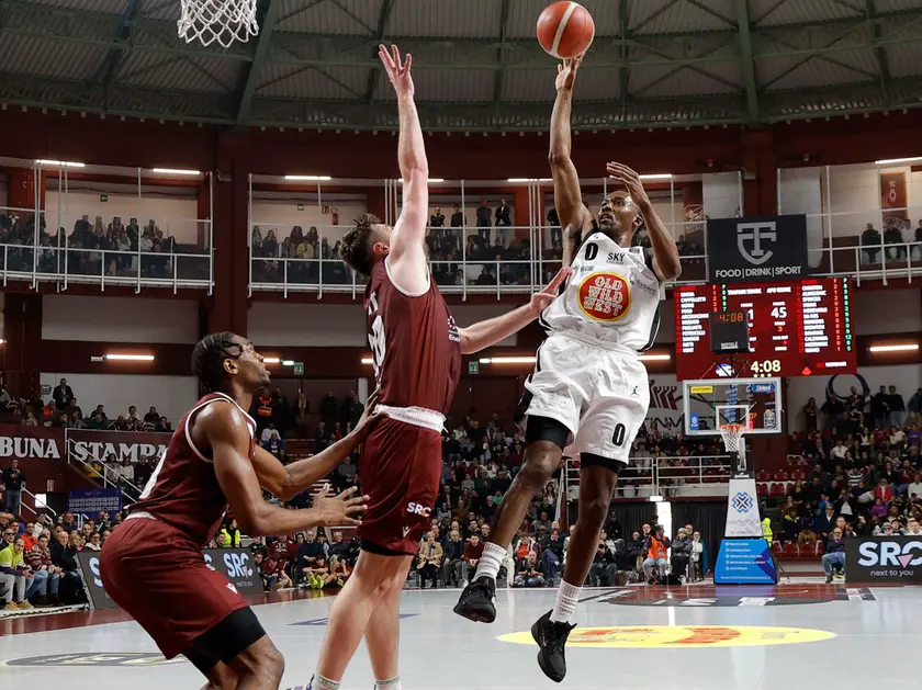 Disposto lo svincolo degli atleti e del coach ancora tesserati con gli Shark