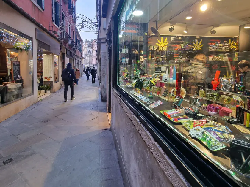 Donna sviene a Venezia dopo una scorpacciata di biscotti alla cannabis