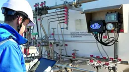 Un addetto al lavoro su un impianto di Italgas