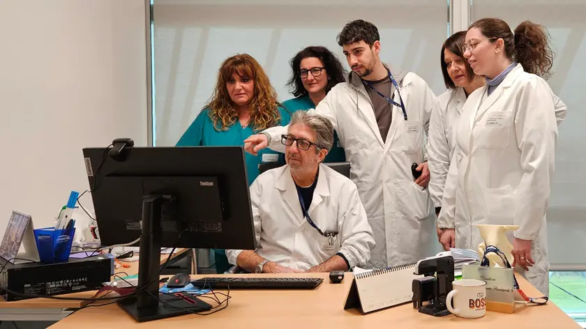 Il primario Ricciardi, seduto, con alcuni membri della sua équipe