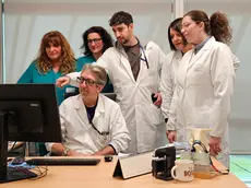 Il primario Ricciardi, seduto, con alcuni membri della sua équipe