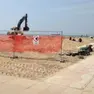 Un'area transennata per i lavori in spiaggia davanti a piazza Nember