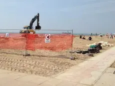 Un'area transennata per i lavori in spiaggia davanti a piazza Nember