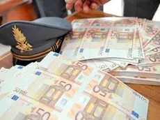 Lui nullatenente, lei finta dipendente: così una coppia evadeva il fisco. Sequestri della guardia di finanza