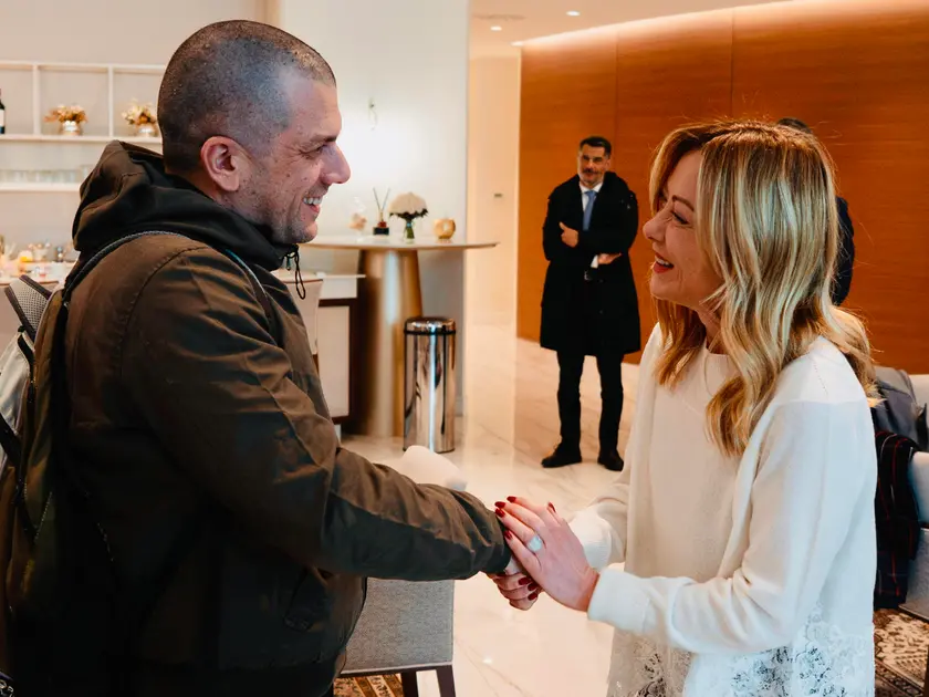 Alberto Trentini e la stretta di mano con la premier Giorgia Meloni