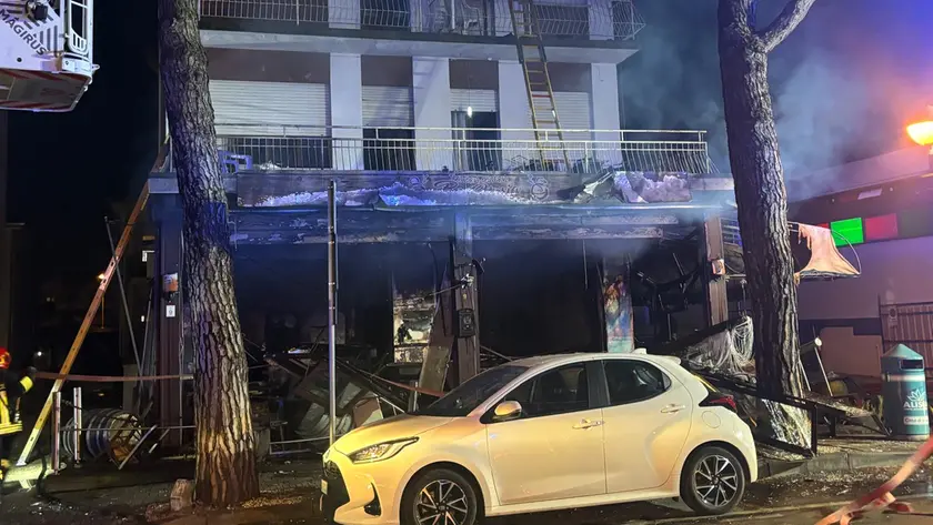 Il bar trattoria "Bea Storia" devastato (foto Bortoluzzi)