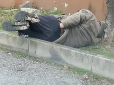 Senzatetto sul marciapiede