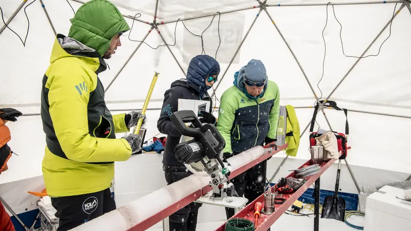 I ricercatori preparano le carote di ghiaccio da stivare nell’Ice Memory Sanctuary in Antartide