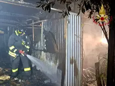 I vigili del fuoco al lavoro nella notte