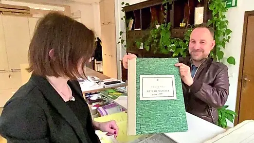 Il sindaco di Val di Zoldo Camillo De Pellegrin nell’Ufficio anagrafe