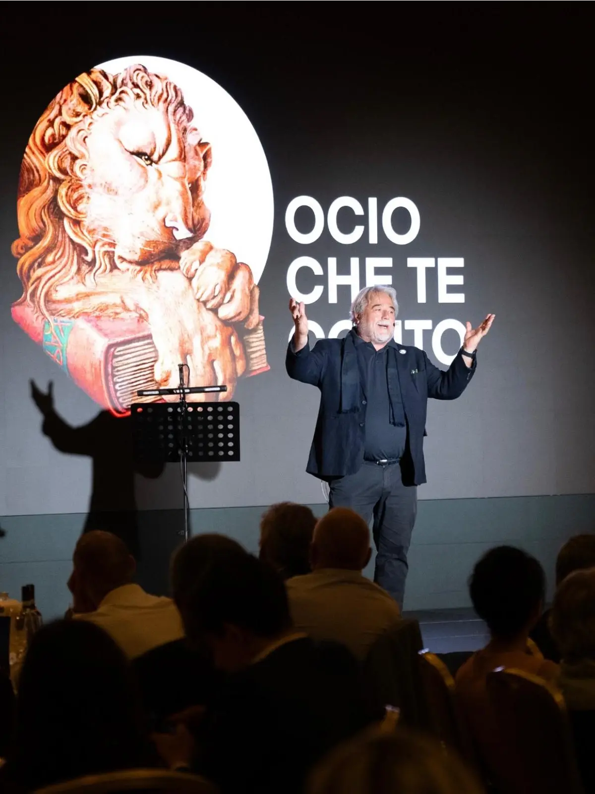 Giovanni Giusto sul palco di una delle repliche di "Ocio che te conto", diventato anche uno spettacolo