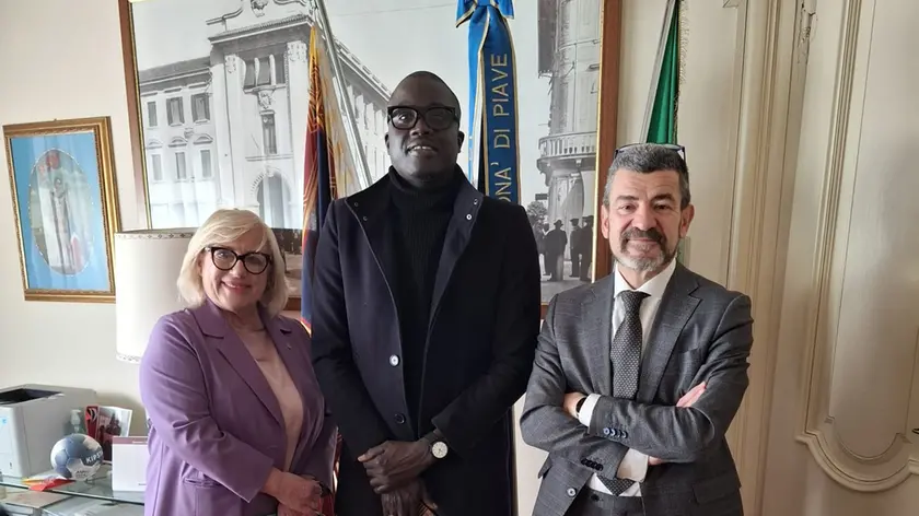 La cerimonia di conferimento della cittadinanza al senegalese Serigne Madina Dieng