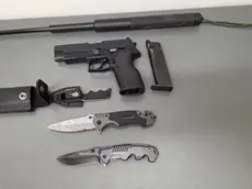 Gli oggetti sequestrati dai carabinieri