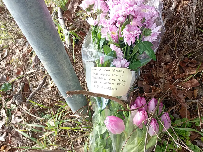 I fiori sul luogo in cui è morta Annabella Martinelli