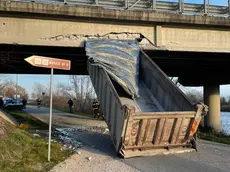 Il cassone del Tir finito contro il cavalcavia
