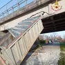 Il cassone del camion che ha colpito il cavalcavia