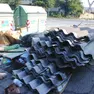 Coperture in eternit abbandonate davanti ai cassonetti