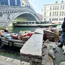 L’imbarcazione schiantata alla base del ponte di Rialto