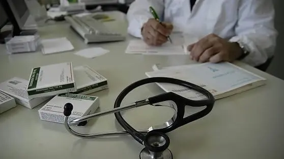 Un medico di base durante il lavoro nel suo ambulatorio. Medici sospesi ma nessun lo sa
