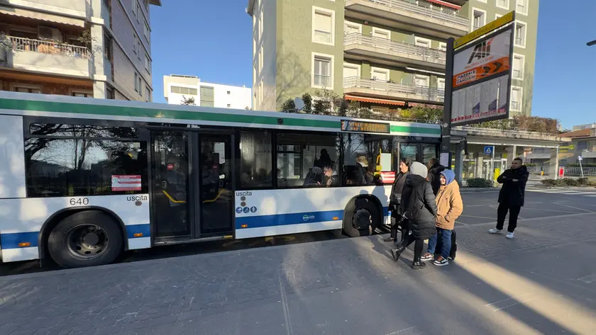 Ragazzina palpeggiata sul bus di linea