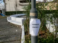 Gli avvisi di vernice fresca sono stati apposti solamente dopo l’incidente con i cittadini che si sono imbrattati Foto di Katia Bonaventura