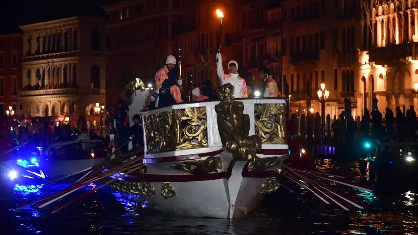 La torcia olimpica trasportata per i canali di Venezia